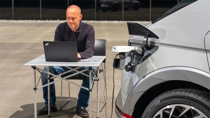 Xe điện đang sạc cho laptop. Ảnh: CarsGuide