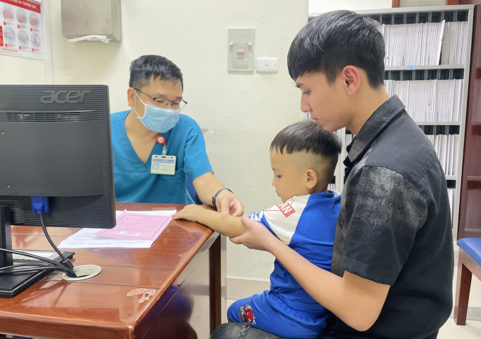 Bé Đạt được bác sĩ Tùng thăm khám khi nhập viện điều trị hôm 4/9. Ảnh: Phan Dương