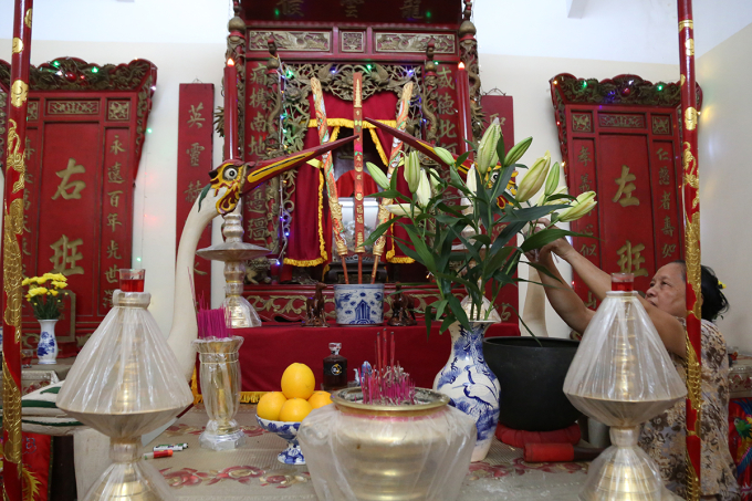 Gia đình của ông Lê Công Minh lo nhang khói, lễ cúng tại đền thờ nằm cạnh mộ ông Long Vân Hầu Trương Tấn Bửu. Ảnh: Đình Văn