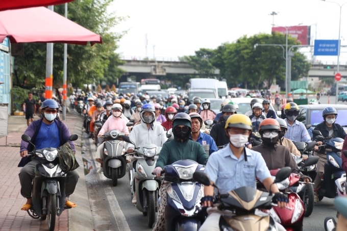 Nhiều xe máy chạy xe vỉa hè đường dẫn lên cầu Bình Triệu 2 để thoát ùn tắc. Ảnh: Đình Văn