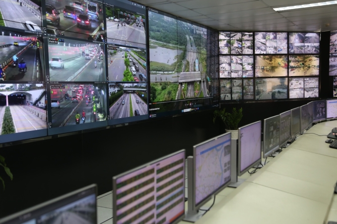 Hệ thống camera được lắp đặt bên trong và các tuyến đường dẫn vào hầm Thủ Thiêm hoạt động 24/24h để phát hiện sớm các sự cố tai nạn, cháy nổ. Ảnh: Đình Văn