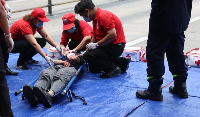 Cũng lúc chữa cháy, y, bác sĩ cũng diễn tập tình huống cấp cứu cho người mắc kẹt, bị thương. Ảnh: Đình Văn