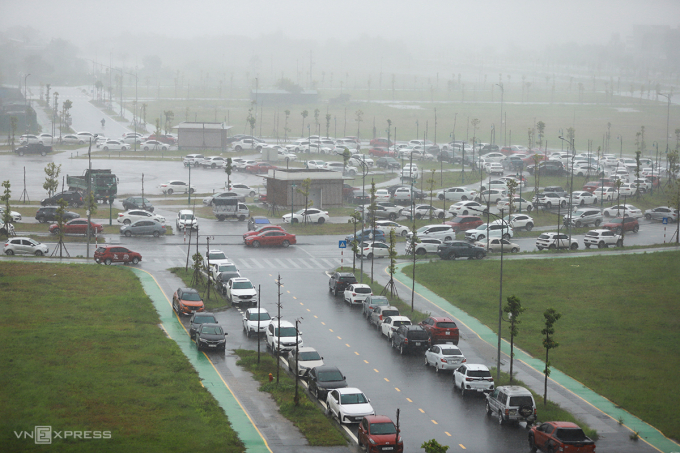 Khu vực đô thị An Vân Dương (TP Huế), hàng trăm ôtô được người dân đưa lên khu vực cao ráo. Quảng trường Hành chính công với gò cao được nhiều người dân đưa ôtô tránh lụt. Ảnh: Võ Thạnh