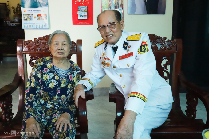 Trung tá Lê Xuân Sênh và vợ, bà Nguyễn Thị Bác, 84 tuổi tại nhà riêng ở phường Duy Tân, TP Hải Phòng, sáng 15/8. Ảnh: Nga Thanh