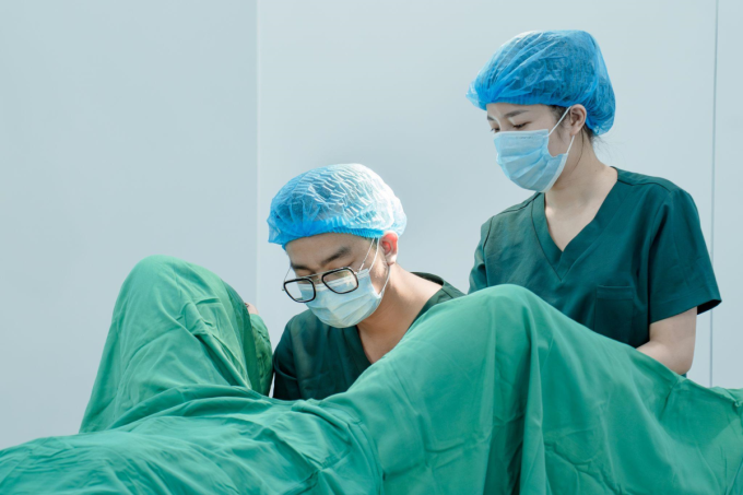 Bác sĩ Nguyễn Gia Cường thăm khám cho bệnh nhân. Ảnh: Ethics