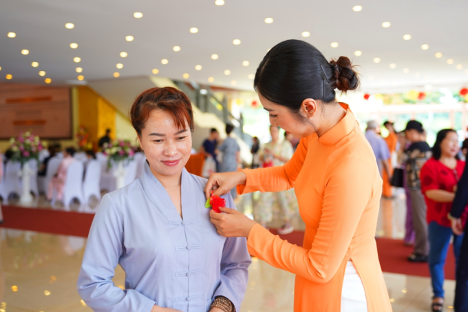 Nghi thức Bông hồng cài áo tại sự kiện. Ảnh: Hoa viên Bình An
