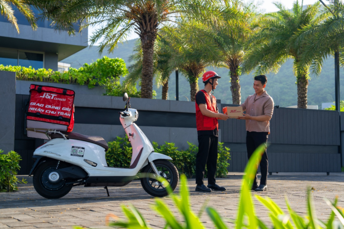 J&T Express phục vụ khách hàng với phương châm giao đúng giờ - nhận chu toàn. Ảnh: J&T Express