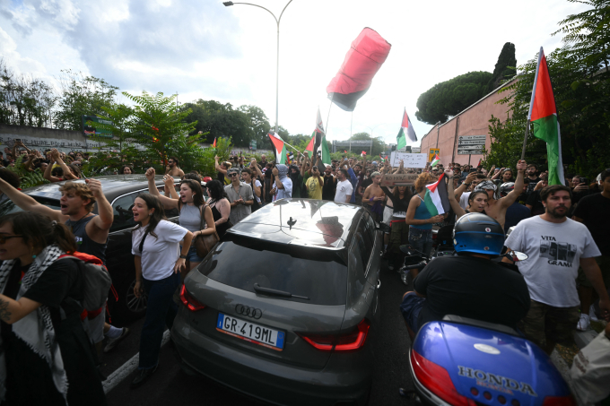 Người biểu tình chặn đường tại thủ đô Rome để phản đối chiến sự Gaza và lên án Israel. Ảnh: AFP