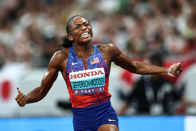 Melissa Jefferson-Wooden vui mừng sau khi cùng Mỹ giành HC vàng tiếp sức 4x100m nữ. Ảnh: Reuters