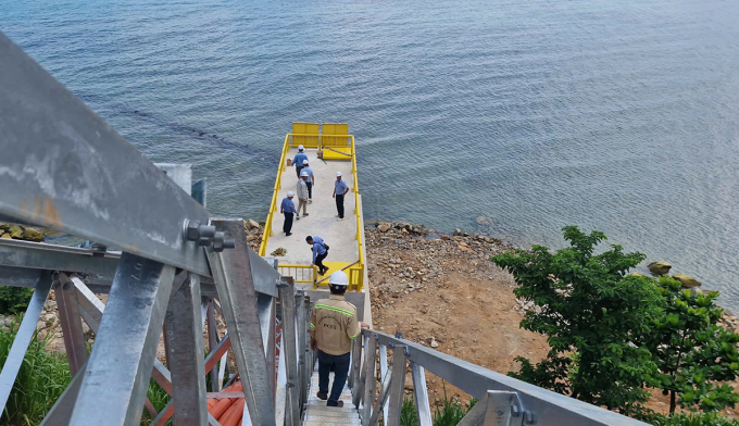 Các đơn vị liên quan kiểm tra khu vực tiếp bờ của tuyến cáp ngầm xuyên biển tại Côn Đảo. Ảnh: Huyền Trần