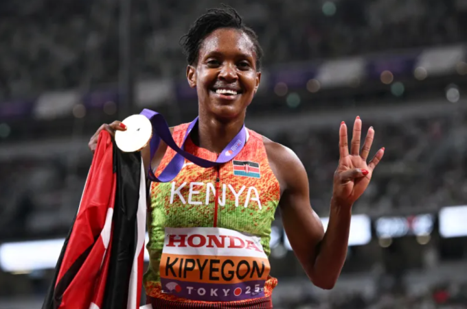 Faith Kipyegon giơ bốn ngón tay, ám chỉ bốn lần vô địch 1.500m thế giới. Ảnh: AFP