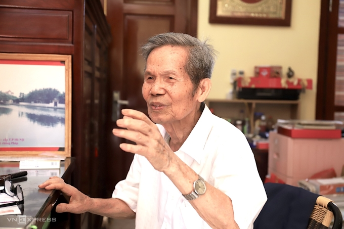 Cựu bưu tá Lê Văn Tư, 91 tuổi, kể về thời gian làm giao bưu trong kháng chiến chống Pháp tại nhà riêng ở Đông Anh, Hà Nội, chiều 16/9. Ảnh: Nga Thanh
