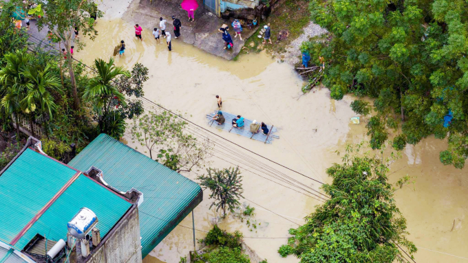 Người dân Chiêm Hóa, Tuyên Quang chèo thuyền thoát ra vùng cô lập, sáng 30/9. Ảnh: Lưu Minh Phụng