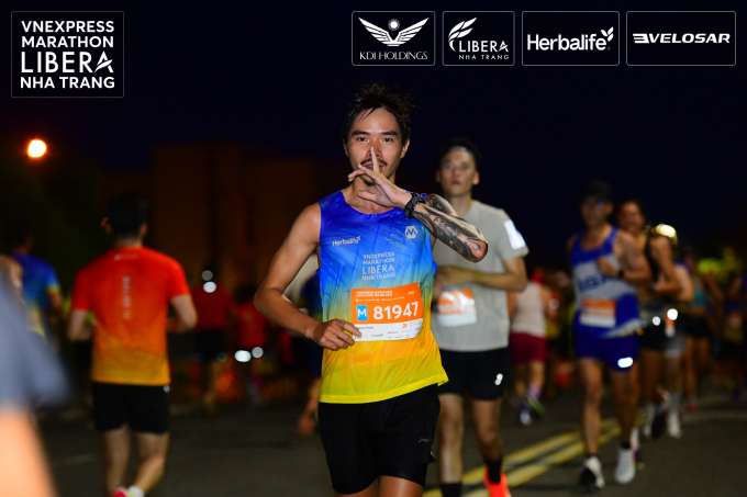 Ca sĩ Thịnh Suy trên đường chạy 21km VnExpress Marathon Libera Nha Trang. Ảnh: VnExpress Marathon