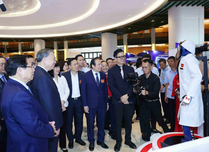 Lãnh đạo Đảng, Nhà nước và các đại biểu tương tác với Robot y tế VinMotion. Ảnh: Vinmec