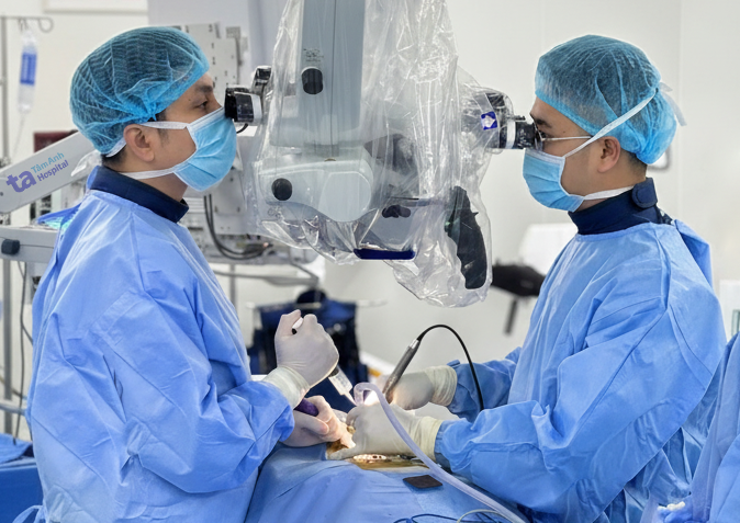 Bác sĩ phẫu thuật bằng kính vi phẫu và máy C-arm. Ảnh: Bệnh viện Đa khoa Tâm Anh