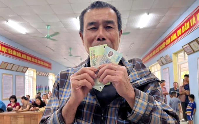 Ông Vi Văn Tình, bản Na Mèo, xã Na Mèo nhận quà 2/9. Ảnh: Lam Sơn