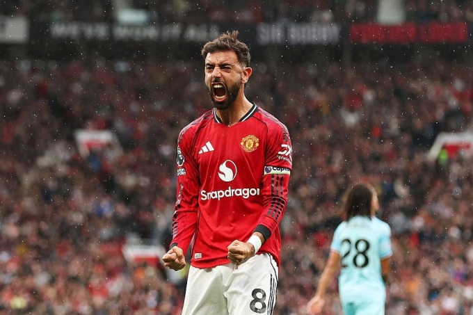 Fernandes mừng bàn trong trận Man Utd thắng Burnley 3-2 hôm 31/8. Ảnh: PA