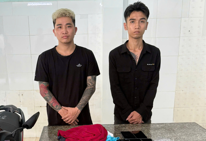 Lê Văn Nhâm (trái) và Lương Công Thuận tại cơ quan điều tra. Ảnh: Công an cung cấp
