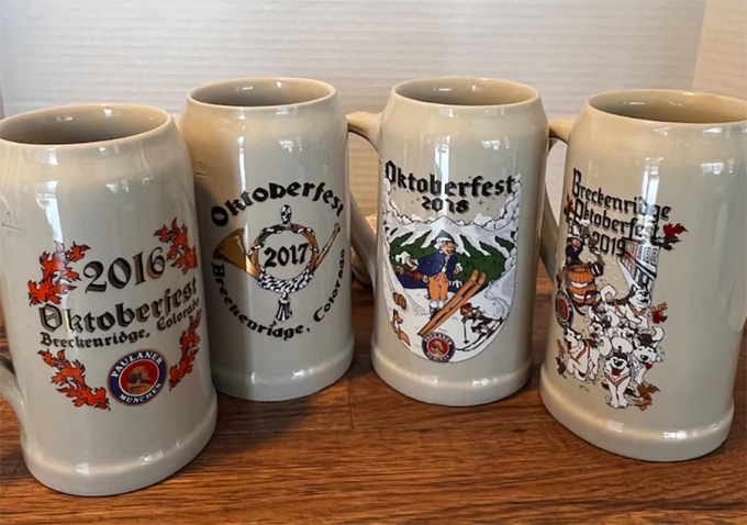 Bốn chiếc cốc của Oktoberfest từ 2016 đến 2019. Ảnh: Amazon