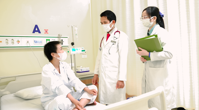 Tiến sĩ Khiêm hỏi thăm sức khỏe chị Phương sau điều trị. Ảnh: Bệnh viện Đa khoa Tâm Anh