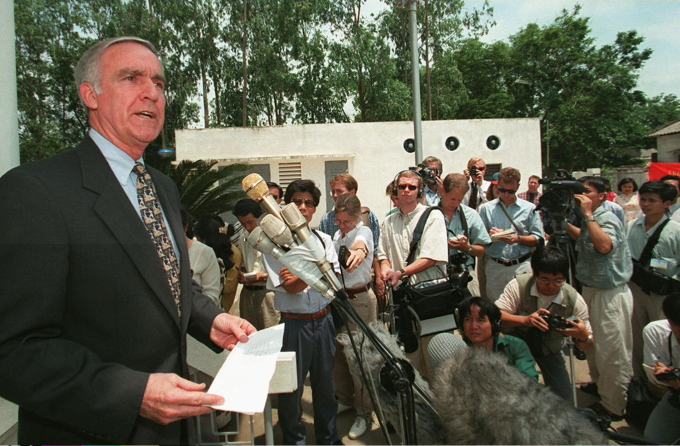 Đại sứ Mỹ Douglas Pete Peterson phát biểu tại lễ chào đón tại Hà Nội vào ngày 9/5/1997, đến nhận nhiệm vụ đại sứ đầu tiên tại Việt Nam sau khi hai nước khôi phục quan hệ. Ảnh: AFP
