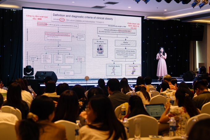 ThS.BS.CKII Trần Thị Kim Chi - Trưởng khoa Dinh dưỡng Tiết chế Bệnh viện Nhân dân Gia Định trình bày bài báo cáo. Ảnh: Orgalife