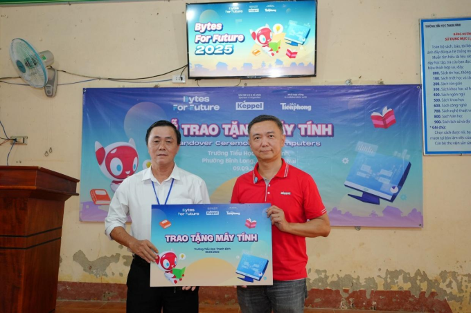 Ông Lim Kay Siong (phải) trao biểu trưng cho Thầy Bùi Quốc Việt, Hiệu trưởng trường Tiểu học Thanh Bình tại chương trình. Ảnh: Keppel