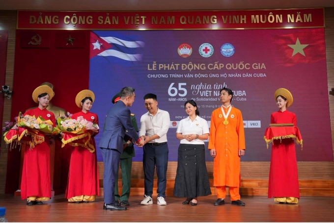 Đại diện MB (thứ ba từ trái sang) nhận thư cảm ơn từ lãnh đạo Trung ương Hội Chữ thập đỏ Việt Nam tại Lễ phát động chương trình ủng hộ nhân dân Cuba. Ảnh: MB