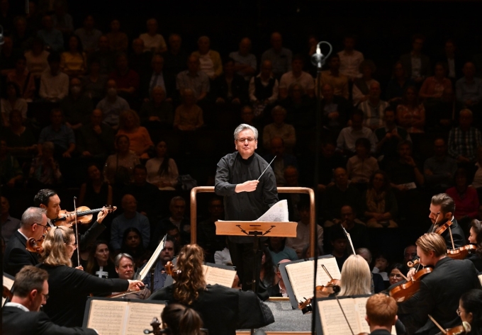 Dàn nhạc London Symphony Orchestra (LSO) cùng nhạc trưởng Sir Antonio Pappano. Ảnh: Vietnam Airlines
