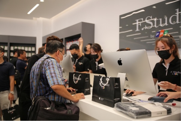 FPT Shop và F.Studio by FPT mang đến nhiều ưu đãi từ đặt cọc, bảo hành, thu cũ đổi mới đến giải pháp tài chính linh hoạt, giúp khách hàng dễ dàng sở hữu sớm iPhone 17 và iPhone Air. Ảnh: FPT Shop