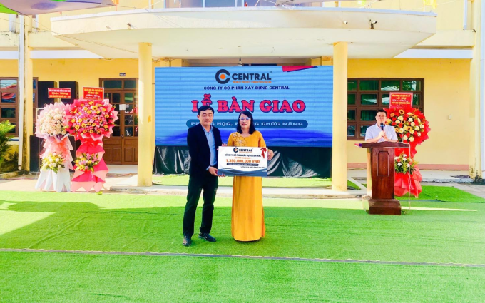 Đại diện công ty trao tặng tài trợ giai đoạn một cho trường tiểu học Nguyễn Công Sáu. Ảnh: Central