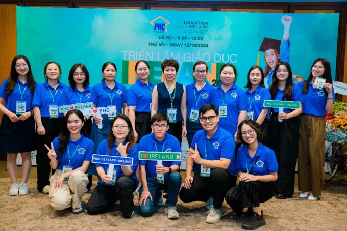 Đội ngũ tư vấn tại Công ty tư vấn du học PHC. Ảnh: PHC