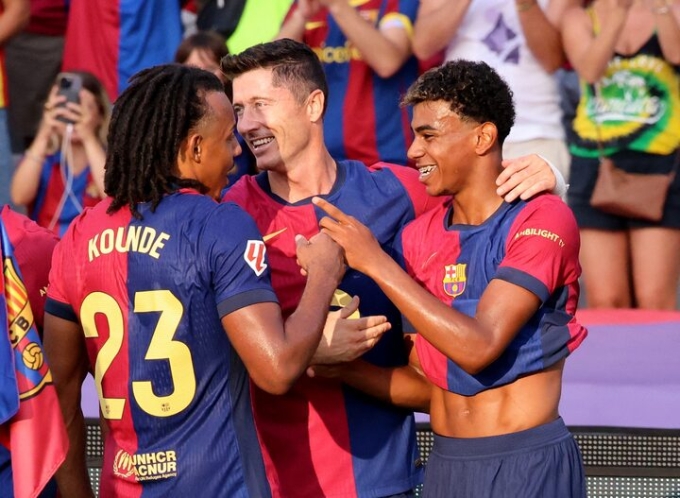 Lewandowski chung vui với Lamine Yamal trong trận Barca gặp Athletic Bilbao trên sân Olimpic, Barcelona, Tây Ban Nha ngày 24/8/2024. Ảnh: Reuters