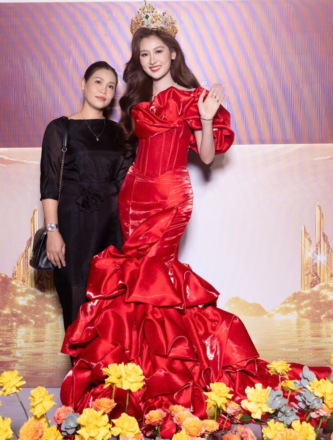 Hoa hậu Quế Anh bên mẹ tại sự kiện. Ảnh: Nhân vật cung cấp