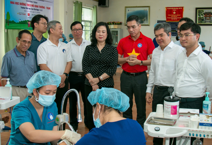 Bộ trưởng Y tế Đào Hồng Lan (áo sơ mi) đến Bộ trưởng Đào Hồng Lan cùng đoàn công tác thăm chương trình nha học đường tại trường tiểu học ở Côn Đảo. Ảnh: Bệnh viện cung cấp.