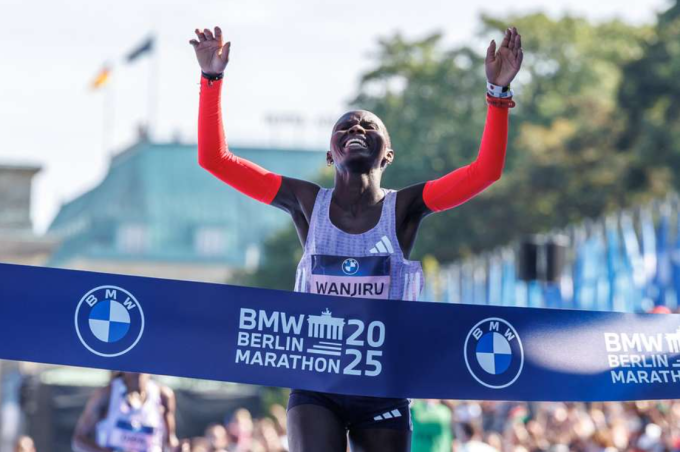 Rosemary Wanjiru vui mừng trước khi cán đích. Ảnh: AFP