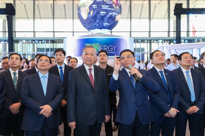 Chủ tịch Hội đồng thành viên Petrovietnam Lê Mạnh Hùng giới thiệu với Tổng Bí thư Tô Lâm, Thủ tướng Phạm Minh Chính và các lãnh đạo Đảng, Nhà nước về các sản phẩm dầu khí. Ảnh: Hoàng Sơn