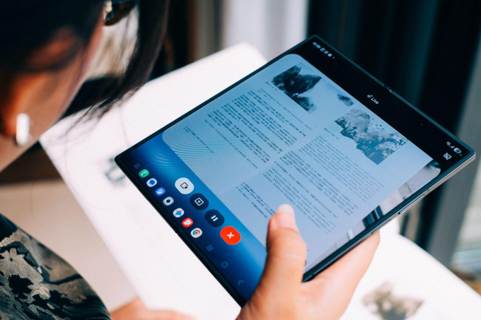 Người dùng sử dụng màn hình lớn cho công việc. Ảnh: Samsung