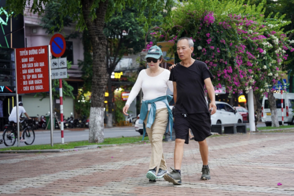 5 lợi ích sức khỏe khi đi bộ sau ăn tối