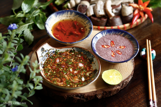 Người Việt thường có thói quen ăn uống đậm vị, đa dạng nước chấm. Ảnh minh họa: Bùi Thủy