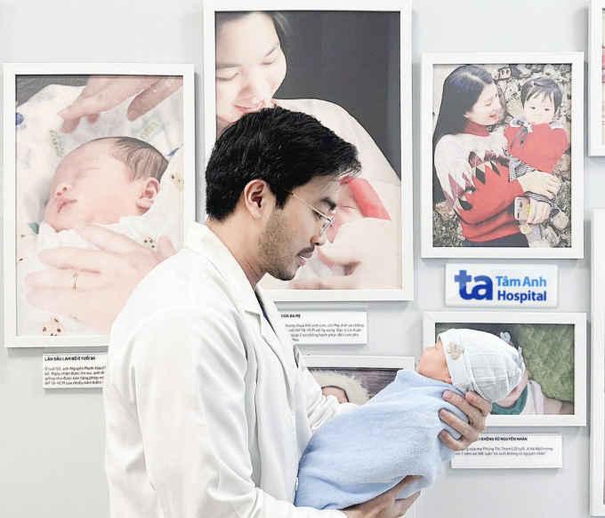 Bác sĩ Nguyên ẵm con trai của vợ chồng chị Trâm. Ảnh: Nhân vật cung cấp