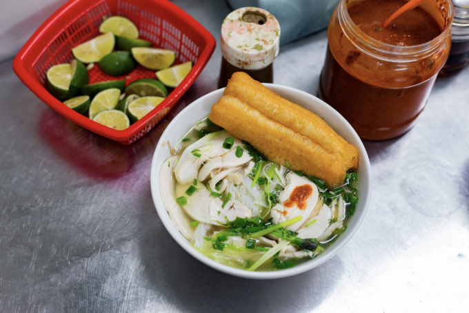 Phở gà, món ăn sáng quen thuộc của nhiều người. Ảnh: Tùng Đinh