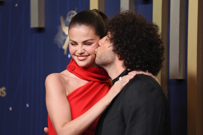 Selena Gomez và Benny Blanco tại Lễ trao giải Emmy hôm 14/9. Ảnh: Television Academy