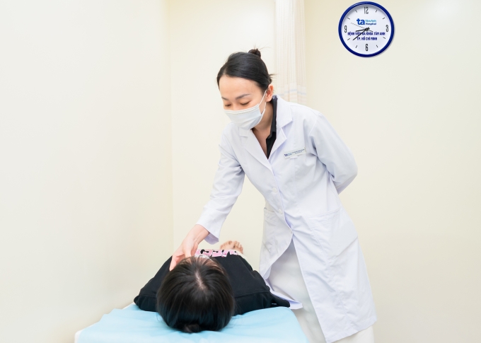 Bác sĩ Huyền Vân khám cho người bệnh. Ảnh: Bệnh viện Đa khoa Tâm Anh