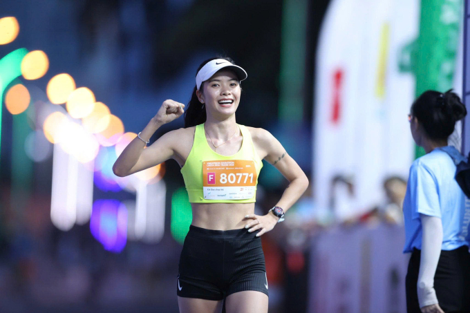 Trần Duyên tạo dáng sau khi về nhì 21km tại VnExpress Marathon Libera Nha Trang 2025. Ảnh: VnExpress Marathon