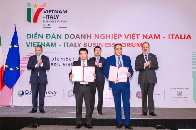 Đại diện Học viện Công nghệ Bưu chính Viễn thông (bên trái) và Temix (bên phải) trao biên bản ghi nhớ hợp tác, ngày 4/9 tại Hà Nội. Ảnh: Thu Thảo