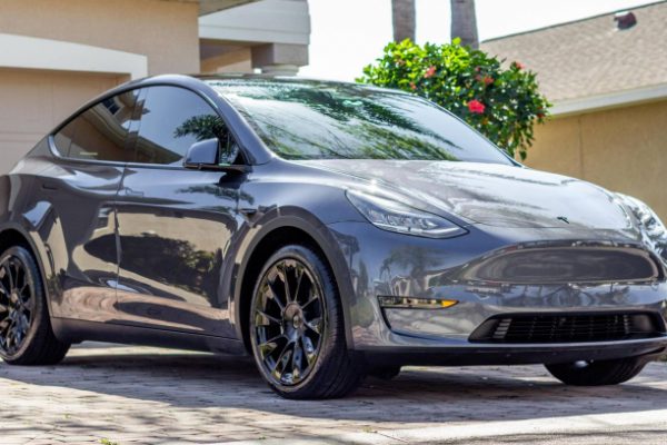 Tesla: Bố mẹ đập kính cứu con – An toàn xe hơi