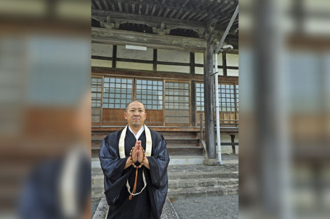 Sư trụ trì Chiyuki Yanaru trước cổng chính chùa Raigoji, ngày 10/7. Ảnh: Mainichi