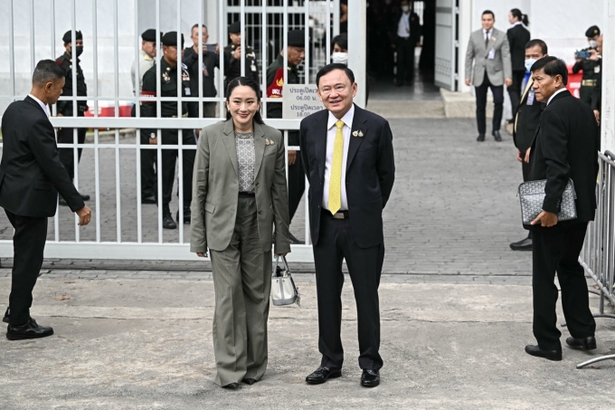Ông Thaksin Shinawatra cùng con gái Paetongtarn trước Tòa án Tối cao ngày 9/9. Ảnh: AFP